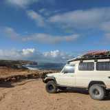 ...l� conduce un'avventurosa esistenza "on the road", abitando sul mare in un camper...
